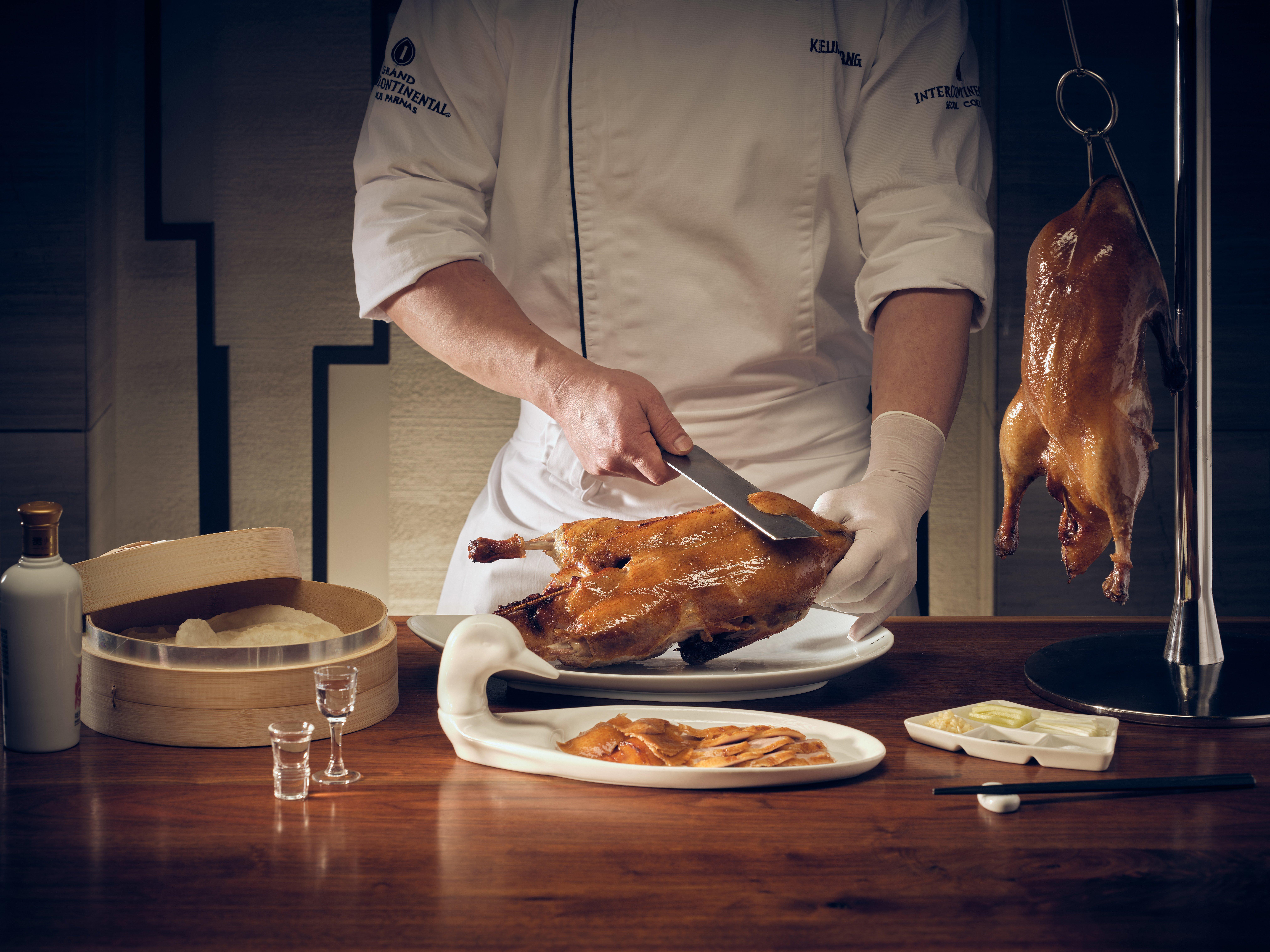 Intercontinental Seoul Coex, An Ihg Hotel Eksteriør bilde Chef preparing Peking duck